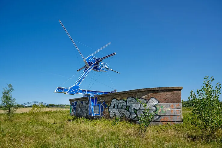Kunstwerk op brugpijler in hattem 1754543542